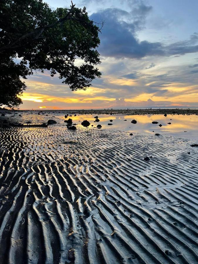 Borbon'S Treehouse By The Sea Bed & Breakfast Mambajao Bagian luar foto